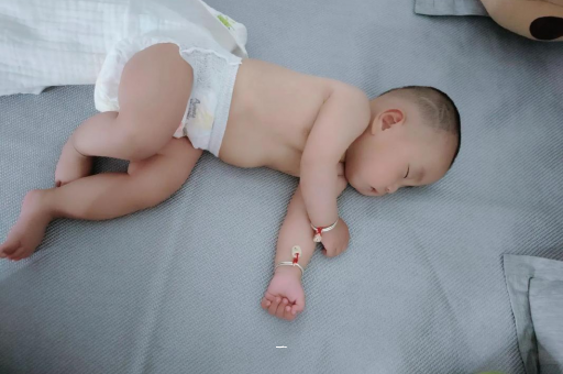 喀什宝宝胳膊上起红疙瘩